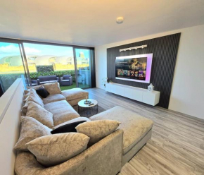 Modern Duplex Penthouse Panoramic Views & Parking